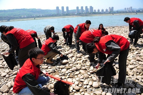 江津供电公司：青年志愿者清理江边垃圾保护母亲河
